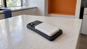 iPhone mit an der Hülle befestigter MagSafe-Powerbank