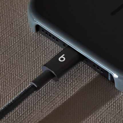 Beats USB-C-naar-USB-C-kabel aangesloten op een iPhone