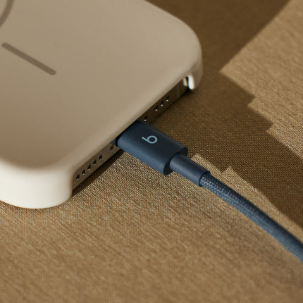 Beats USB-C-naar-USB-C-kabel aangesloten op een iPhone