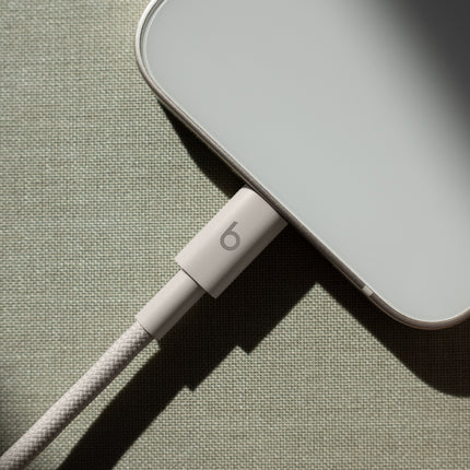 Beats USB-C-naar-Lightning-kabel aangesloten op een iPhone